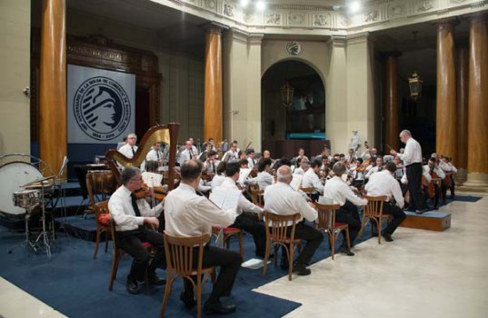 La Orquesta Sinfónica de la Policía Federal actuando en el Recinto Principal de la BCBA
