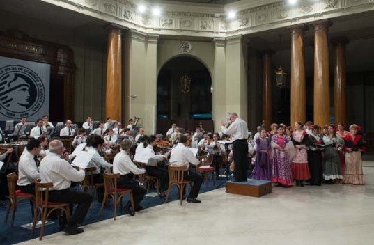 La Orquesta Sinfónica de la Policía Federal Argentina será acompañada por el Coral Lírico de Buenos Aires, Vocal Taiel y solistas del Orfeón San Ignacio