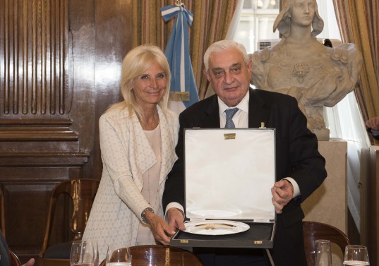 La Embajadora recibe la plaqueta de reconocimiento de manos del Presidente de la BCBA.