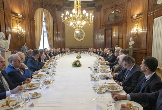 Los invitados al almuerzo en el Salón de Consejo de la BCBA. 