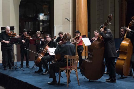 La Orquesta de Cámara Juvenil de Buenos Aires en su última actuación en la  Bolsa de Comercio de Buenos Aires.
