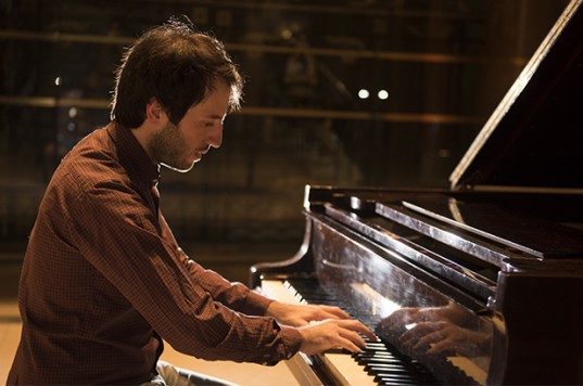 Carlos Morán, pianista argentino de veintisiete años, quien  resultó ganador de la beca del Mozarteum Argentino en 2015.