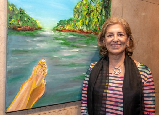 Norma Mauad sonríe al lado de su trabajo pictórico: "Relax", óleo sobre tela.