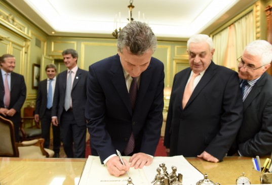 El Presidente de la Nación, Mauricio Macri, firma el Libro de Honor de la BCBA, en el despacho de Presidencia.
