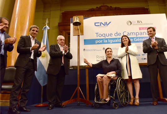 Mario Quintana, Luis Caputo, Adelmo Gabbi, Gabriela Michetti, Rocio Balestra y Marcos Ayerra en el Toque de Campana