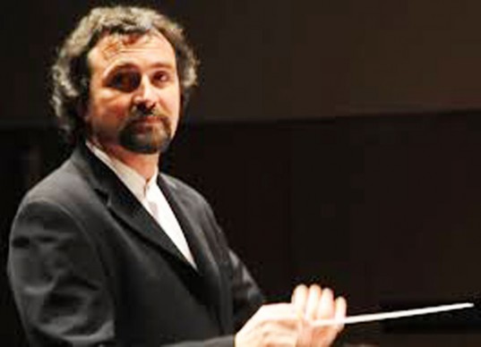 La Sinfónica Joven está conformada por jóvenes músicos estudiantes del Conservatorio y desde su creación, hace cinco años, es dirigida por el Mtro. Roberto Luvini.