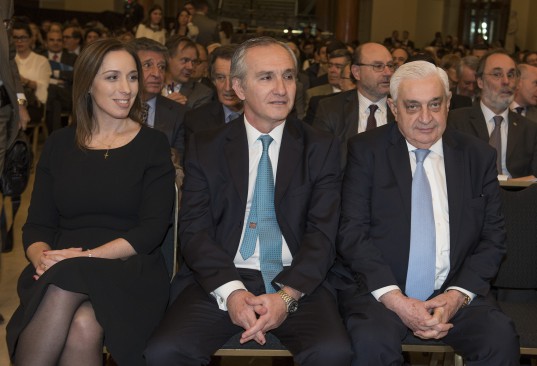 María Eugenia Vidal, Guillermo Lipera y Adelmo Gabbi en el Recinto de la Bolsa.