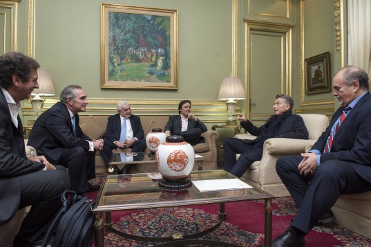 El Ing. Mauricio Macri en el despacho del Presidente de la Bolsa, previo a su presencia en el Recinto. 